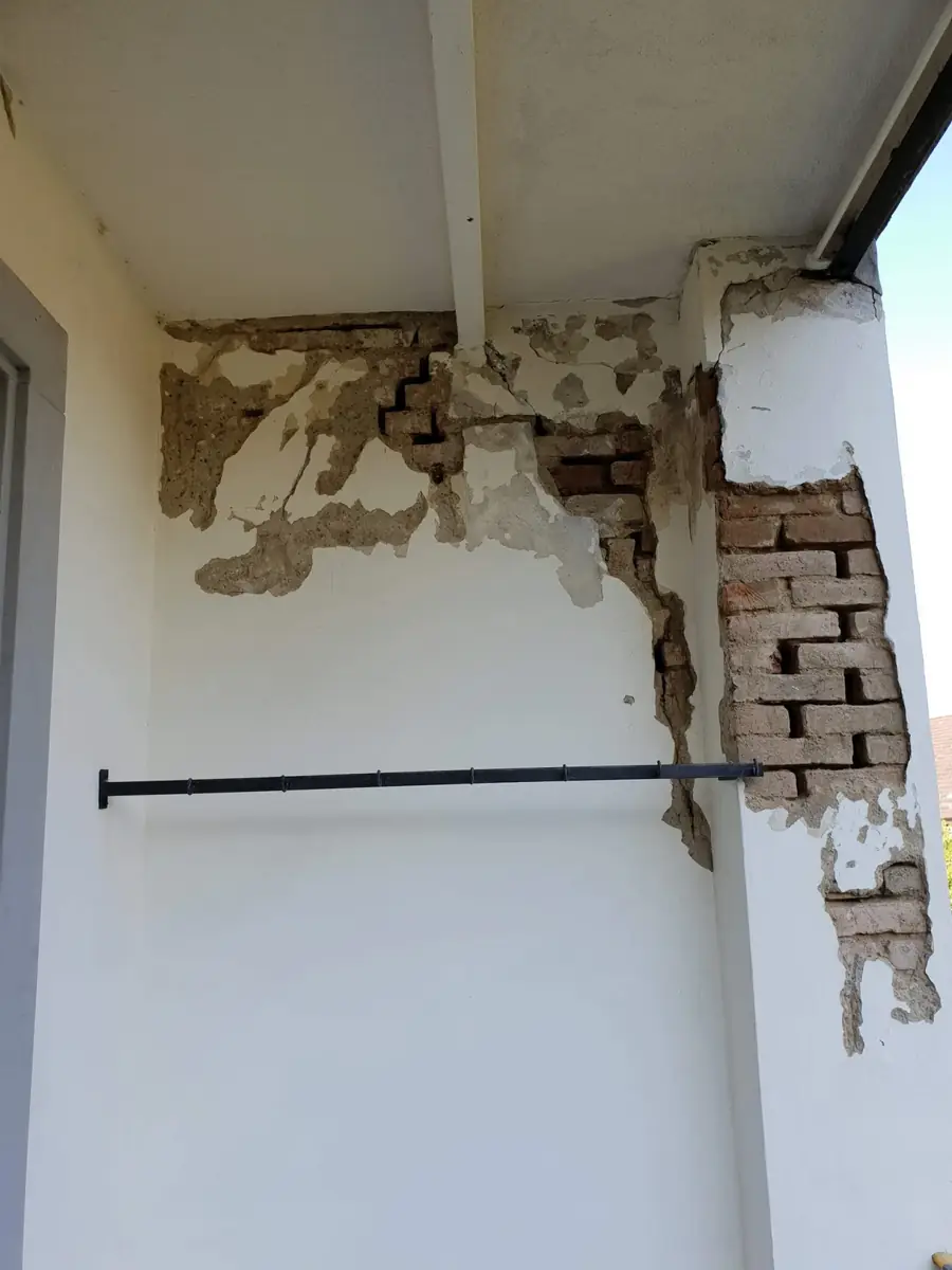 Freigelegtes altes Mauerwerk vor der Putzsanierung